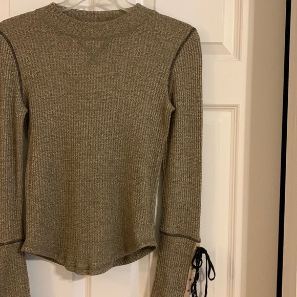 Free People Sz Medium mountaineer cuff T-shirt w/lace up/down sleeve option. - Picture 2 of 10